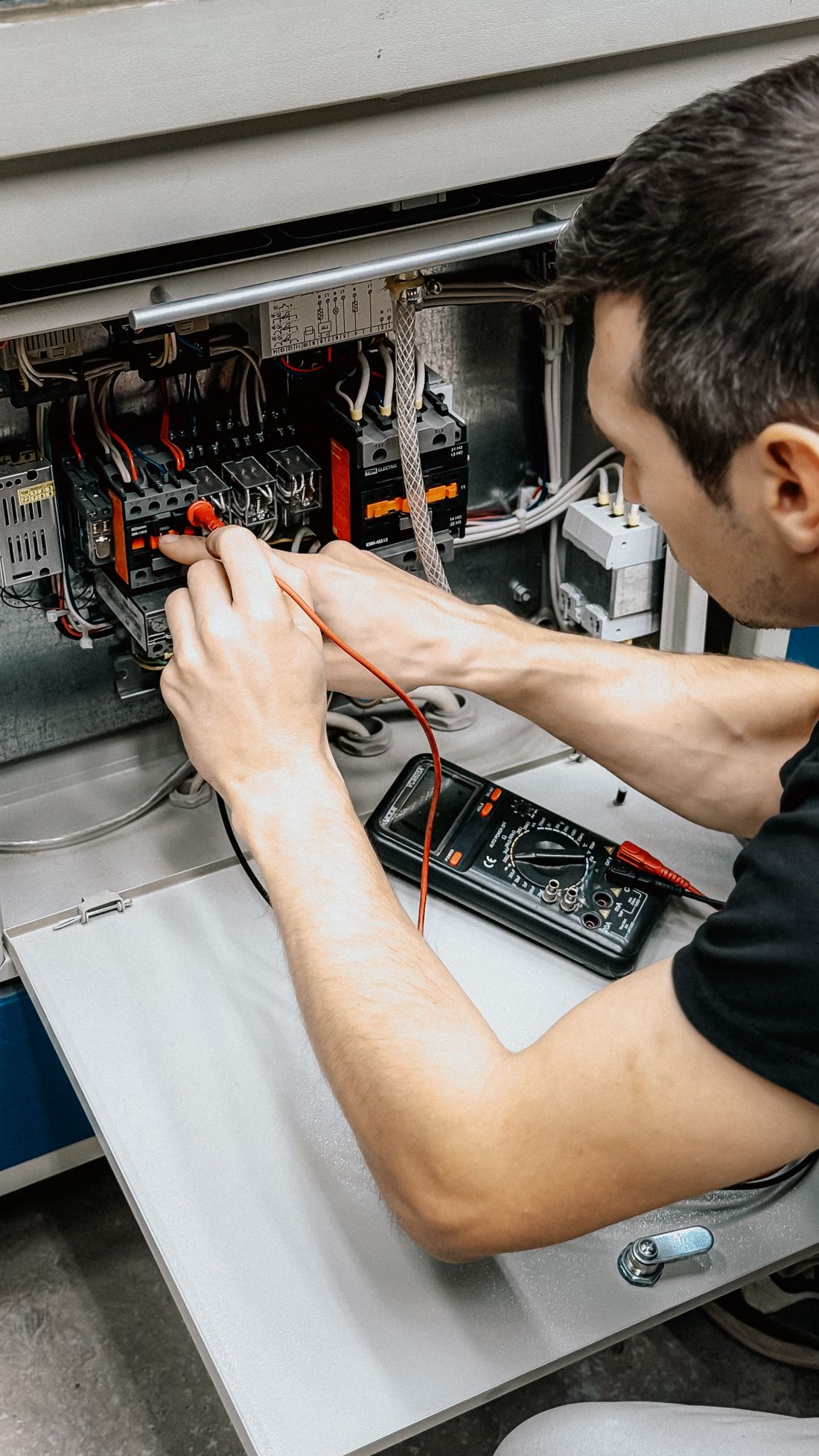 Profesional midiendo una instalación con un multímetro