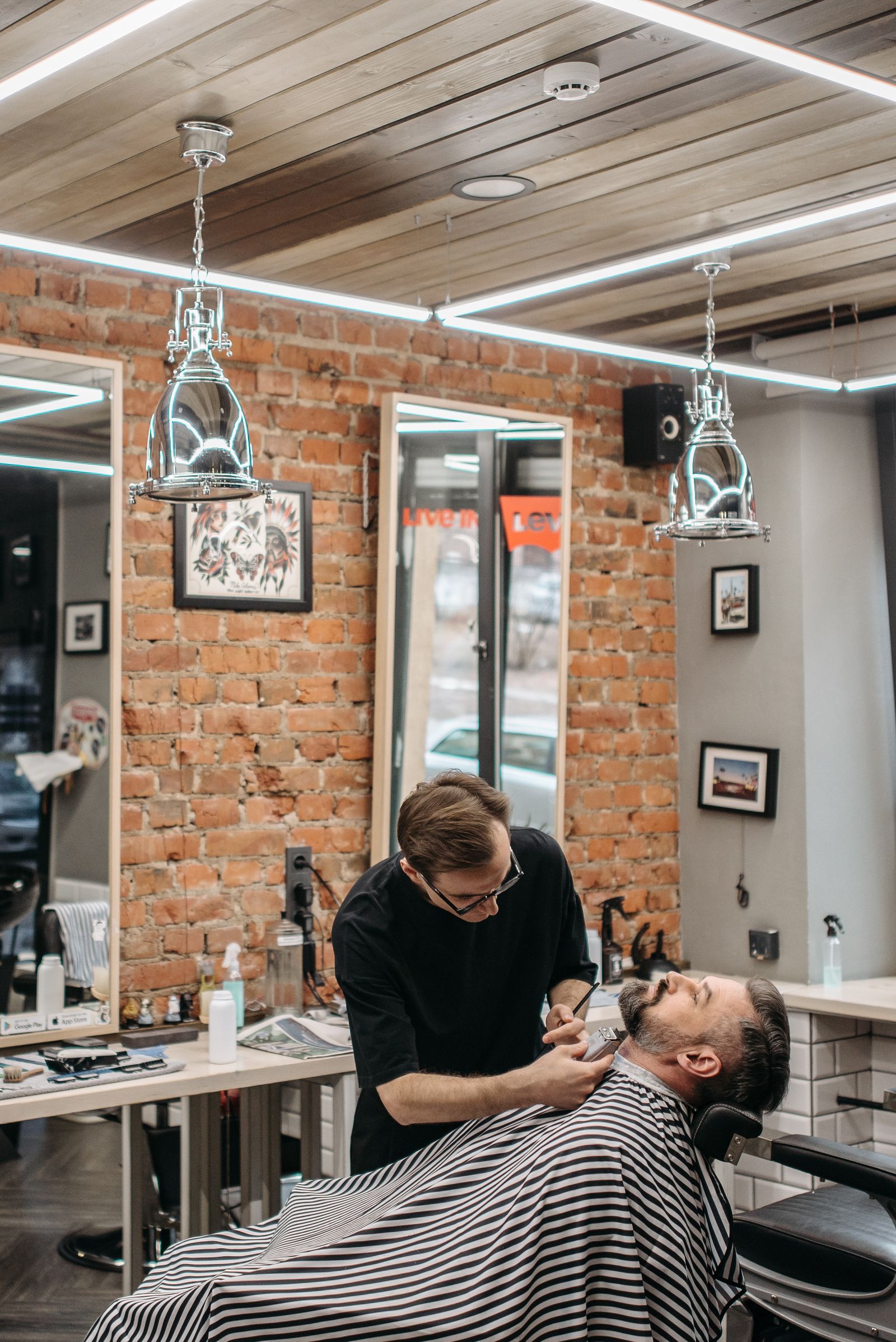Barbero perfilando la barba de un cliente