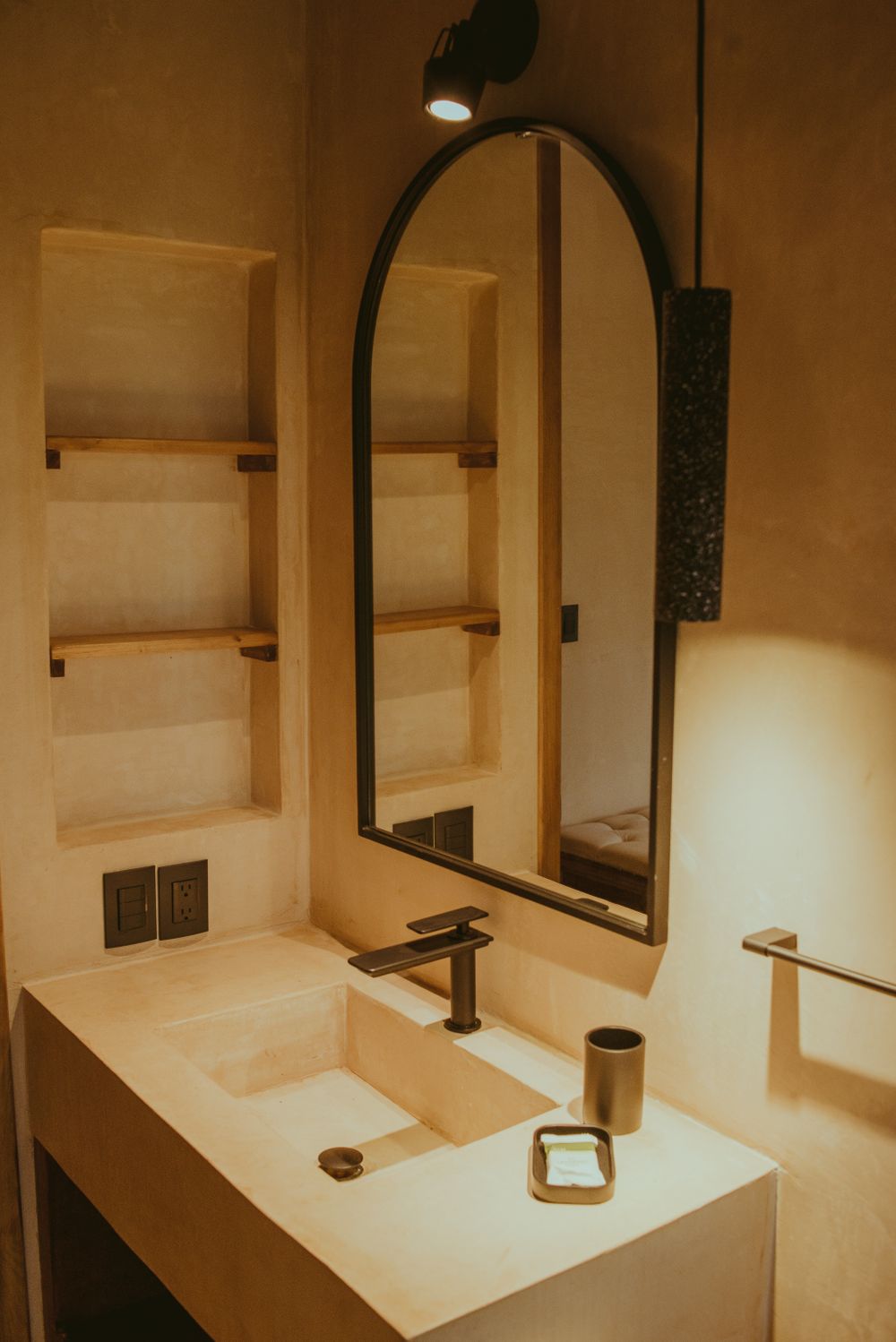 Lavabo con grifo en un baño cálido