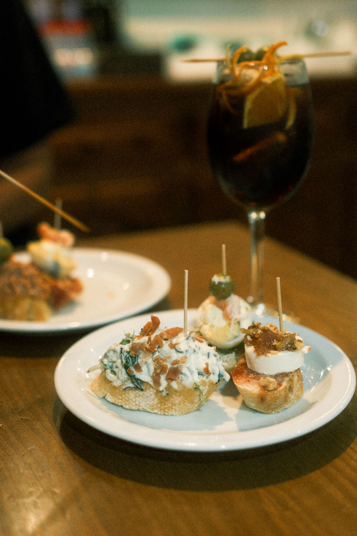 Platos de tapas españolas sobre una mesa